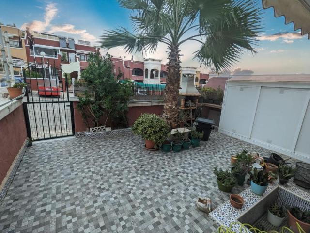 Casa en venta en Orihuela, Los Almendros. Amplio Bungalow planta baja con dos patios en La florida. Casas.
