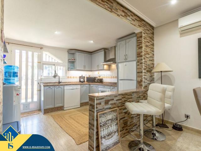 Casa en venta en Orihuela, Los Almendros. Bungalow con piscina comunitaria, en la provincia de Alicante, en la localidad de Orihuela Costa. 2 habitaciones 57 m² A 3 kil. Casas.