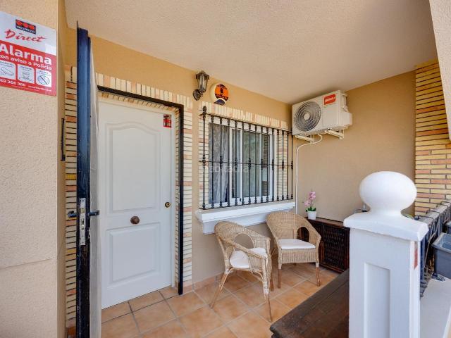 Casa en venta en Orihuela, Los Almendros. Bungalow de dos dormitorios y piscina comunitaria en Orihuela Costa. Casas.