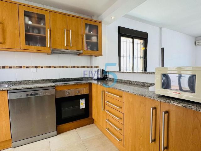 Casa en venta en Orihuela, Los Almendros. Esta preciosa villa independiente de tres dormitorios y dos baños está idealmente situada en la codiciada zona de Villamartín, a p. Casas.