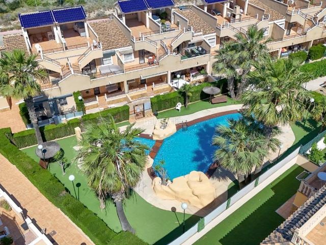 Casa en venta en Orihuela, Los Almendros. Precioso bungalow en la uacuteltima planta, situado en una tranquila zona residencial de PAU 26, Villamartiacuten.Desde el balcoac. Casas.