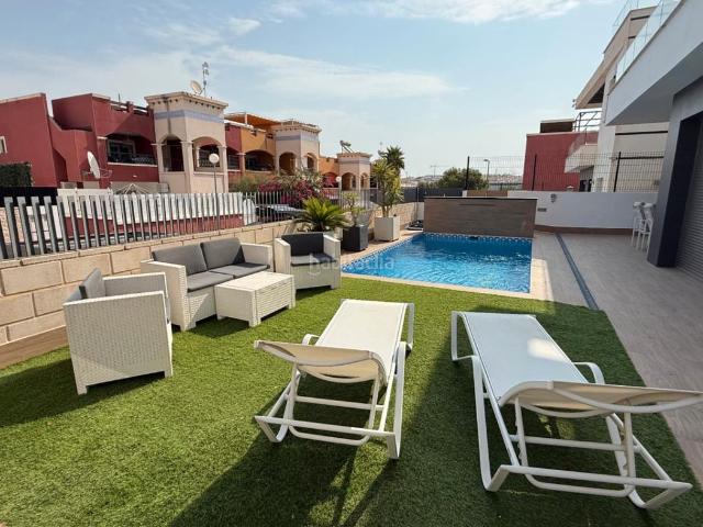 Casa en venta en Orihuela, Los Almendros. Ubicado en Orihuela Costa, este encantador chalet ofrece una oportunidad uacutenica para vivir en un entorno paradisiacuteaco. Con. Casas.