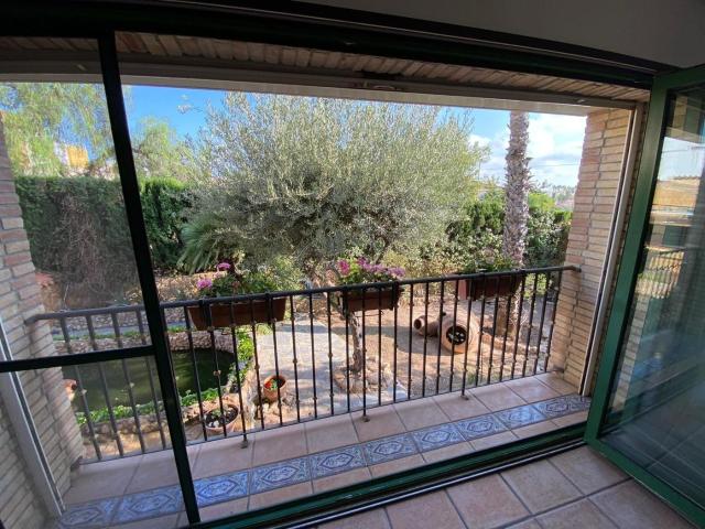 Casa en venta en Orihuela, Los Balcones y los Altos. Casa independiente, villa de cinco dormitorios en la prestigiosa y tranquila zona de Los Balcones. Amplia parcela privada, piscina. Casas.