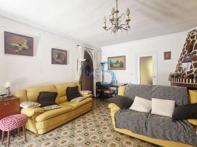 Casa en venta en Orihuela, Los Balcones y los Altos. En venta en Los Balcones, Orihuela, una espaciosa villa de 3 dormitorios y 1 baño con terraza orientada al sur, jardín y garaje. D. Casas.