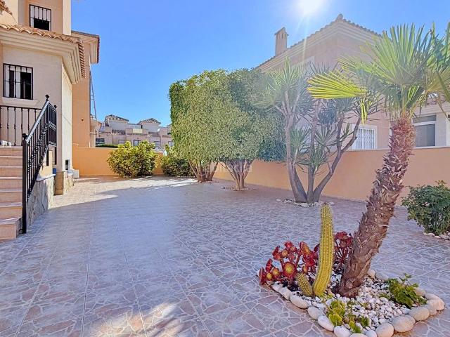 Casa en venta en Orihuela, Los Balcones y los Altos. Esta villa en reventa en la urbanizacioacuten cerrada Royal Park, Orihuela Costa, se ubica andando de tiendas, supermercados y ser. Casas.