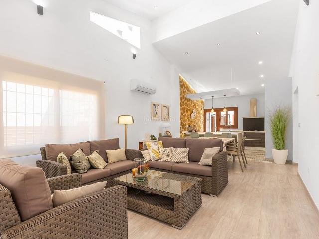 Casa en venta en Orihuela, Punta Prima. Magnífica villa de cuatro dormitorios con amplia parcela privada, piscina privada, zona de barbacoa y áreas de descanso, ubicada e. Casas.