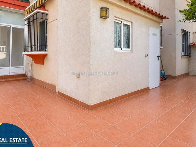 Casa en venta en Orihuela, Playa Flamenca. Bungalow con piscina comunitaria en la provincia de Alicante, en la localidad de Orihuela Costa. 2 habitaciones 55 m² 1,5 kiló. Casas.
