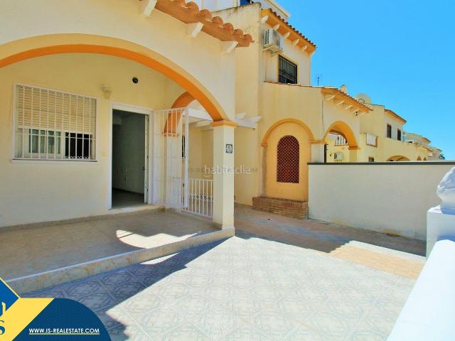 Casa en venta en Orihuela, Playa Flamenca. Casa con piscina comunitaria en la provincia de Alicante, en Orihuela Costa. 2 habitaciones 72 m² A 1,15 km del mar. Casas.