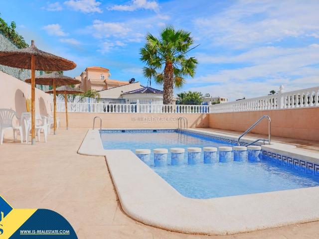 Casa en venta en Orihuela, Playa Flamenca. Casa con piscina comunitaria, en la provincia de Alicante, en Orihuela Costa. 3 habitaciones 110 m² A 800 metros del mar. Casas.