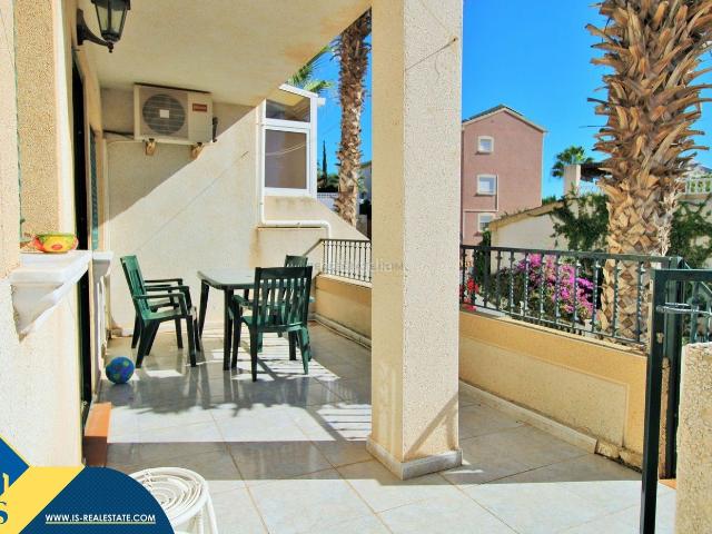 Casa en venta en Orihuela, Villamartín Las Filipinas. Casa con piscina comunitaria en la provincia de Alicante, en Orihuela Costa. 3 habitaciones 125 m² A 3 km del mar. Casas.