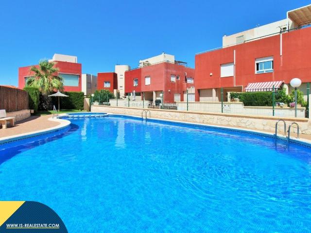 Casa en venta en Orihuela, Villamartín Las Filipinas. Casa con piscina comunitaria, en la provincia de Alicante, en Orihuela Costa. 3 habitaciones 85 m² A 3 kilómetros del mar. Casas.