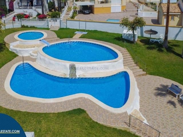 Casa en venta en Orihuela, Villamartín Las Filipinas. Casa con piscina comunitaria, en la provincia de Alicante, en Orihuela Costa. 4 habitaciones 100 m² A 3,5 kilómetros del mar. Casas.