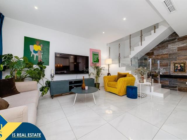 Casa en venta en Orihuela, Villamartín Las Filipinas. Casa con piscina comunitaria, en la provincia de Alicante, en la ciudad de Orihuela Costa. 3 habitaciones 134 m² A 5 kilómetro. Casas.
