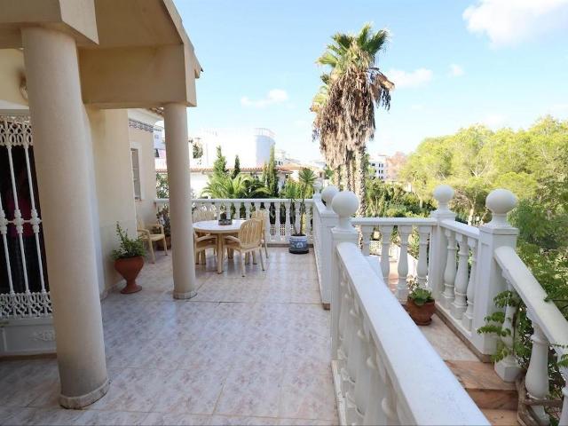 Casa en venta en Orihuela, Villamartín Las Filipinas. Casas.