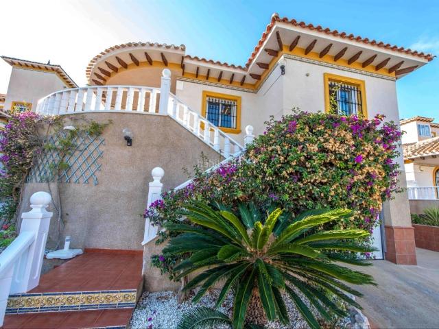 Casa en venta en Orihuela, Villamartín Las Filipinas. Casas.