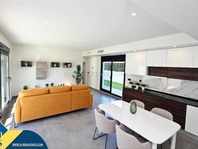 Casa en venta en Orihuela, Villamartín Las Filipinas. Casas con piscina privada en construcción en Orihuela Costa, provincia de Alicante. 3 habitaciones 97 m² 6 kilómetros del mar. Casas.