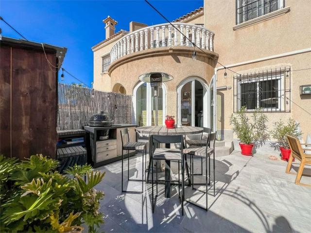 Casa en venta en Orihuela, Villamartín Las Filipinas. Bienvenido a esta casa adosada bellamente renovada, ubicada en el codiciado barrio residencial de Zodiaco V en Villamartiacuten. U. Casas.