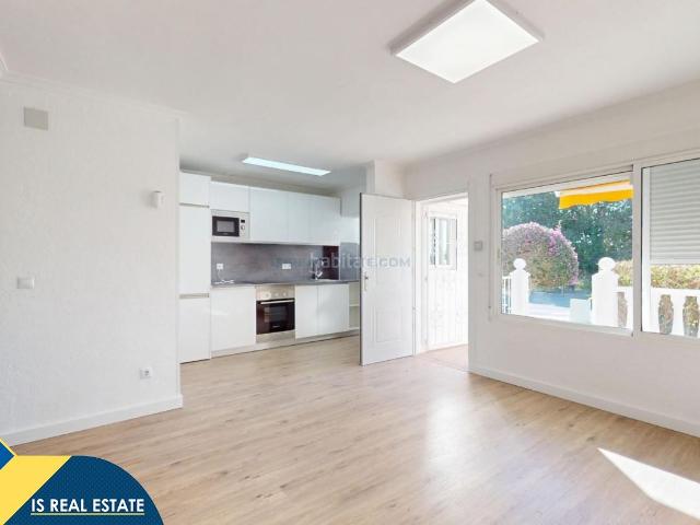 Casa en venta en Orihuela, Villamartín Las Filipinas. Bungalow reformado con terraza, en la provincia de Alicante, en la localidad de Orihuela Costa. 2 habitaciones 63 m² 5,3 kilóm. Casas.