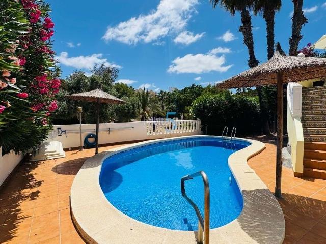 Casa en venta en Orihuela, Villamartín Las Filipinas. Esta hermosa villa independiente está situada en la popular zona de Los Dolses. La propiedad ofrece un camino de entrada privado. Casas.