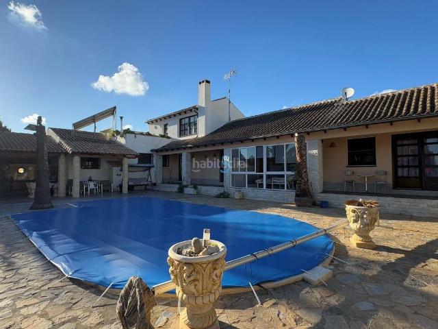 Casa en venta en Orihuela, Villamartín Las Filipinas. Esta impresionante villa independiente de 4 dormitorios y 3 baños en Villamartín está cerca de los servicios y del campo de golf. Casas.