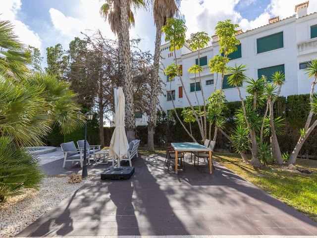 Casa en venta en Orihuela, Villamartín Las Filipinas. Esta magnífica casa está ubicada en la codiciada zona de Las Filipinas, dentro de la urbanización Villamartín, asentada sobre una. Casas.
