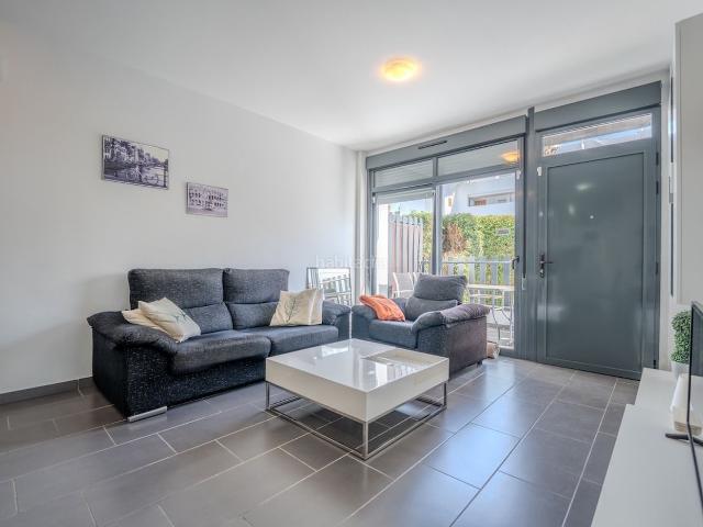 Casa en venta en Orihuela, Villamartín Las Filipinas. iexclOtra joya de construccioacuten moderna, disponible de inmediato!Descubra este precioso y luminoso chalet en esquina con 2 dor. Casas.