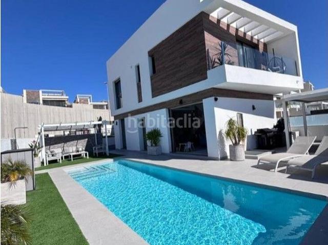 Casa en venta en Orihuela, Villamartín Las Filipinas. PRECIOSA VILLA MODERNA DE 5 HABITACIONES CON PISCINA CLIMATIZADA EN VILLA MARTÍN. Casas.