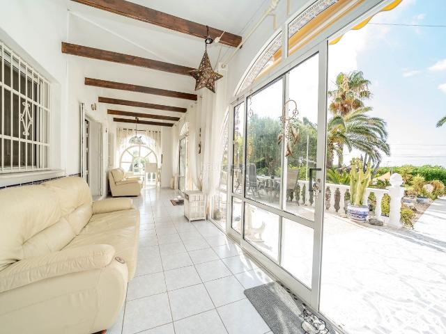 Casa en venta en Orihuela, Villamartín Las Filipinas. REF JB048Villa independiente ubicada en Villamartiacuten, una de las zonas residenciales maacutes demandadas de Orihuela Costa. Un. Casas.