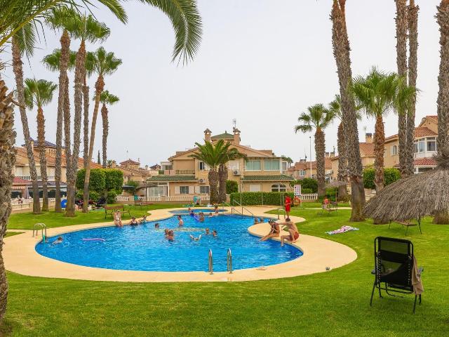 Casa en venta en Orihuela, Zeniamar Horizonte La Campana. Bungalow de 2 dormitorios y piscina comunitaria en Orihuela Costa. Casas.