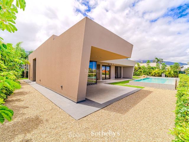 Casa en venta en Orotava La, El Durazno. Villa contemporánea con vistas al Atlántico. Casas Orotava.