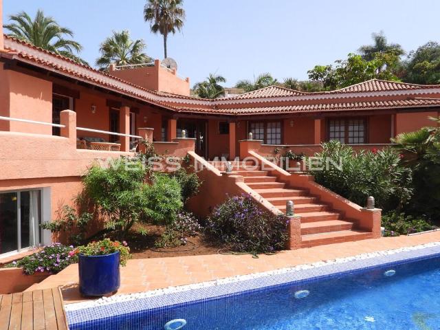 Casa en venta en Orotava La, La Perdoma San Antonio Benijos. Lujosa villa en espectacular primera línea de mar de Tacoronte en Tenerife. Casas Orotava.