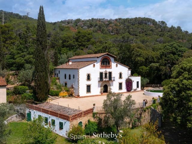 Casa en venta en Òrrius. Joyero arquitectónico del siglo XVI en un parque natural. Casas.