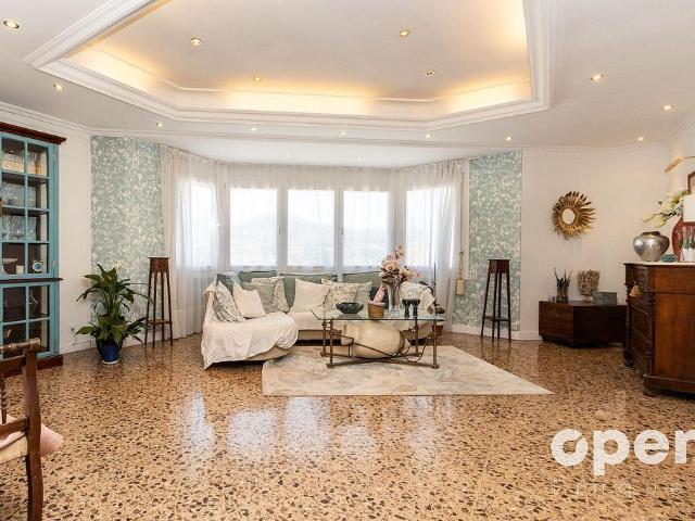 Casa en venta en avenida De Les Arts, Terrassa, de 162 m² 5 habitaciones por 388.000