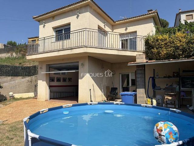 Casa en venta en avenida Salvador Espriu, Tordera, de 200 m² 3 habitaciones por 320.000