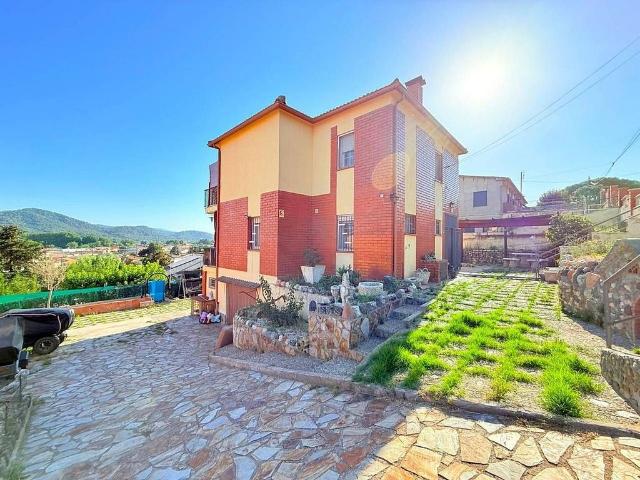 Casa en venta en avenida Països Catalans, Riells i Viabrea, de 190 m² 7 habitaciones por 290.000