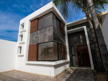 Casa en venta en avenida principal de la colonia Guillermina 4