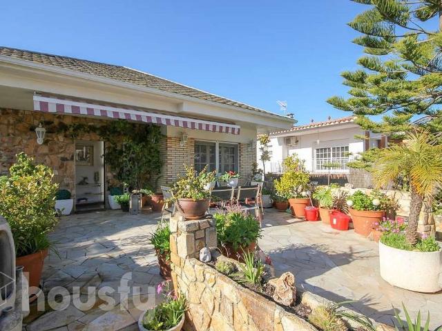 Casa en venta en avenida Taronger, Castellbisbal, de 268 m² 3 habitaciones por 450.000