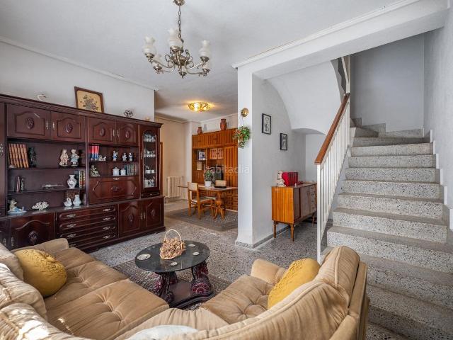 Casa en venta en Ávila, Murallas. Chalet INDEPENDIENTE en dos alturas junto a la MURALLA. Casas.