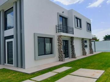 Casa en venta en Ayala, Morelos: Amplia propiedad con jardín, piscina y amenidades