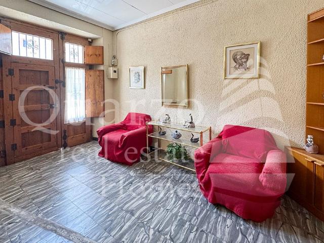 Casa en venta en Ayora. En venta amplia casa de pueblo con bodega, terraza y gran potencial en pleno centro de Ayora. Casas.