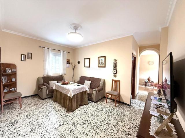 Casa en venta en Aznalcázar. Chalet adosado en primera planta. Casas.