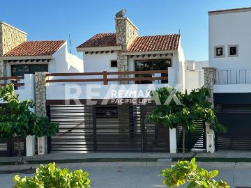 CASA EN VENTA EN AZUL PACIFICO