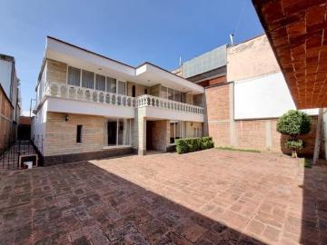 Casa en venta en a media calle de División del Norte, amplio uso de suelo