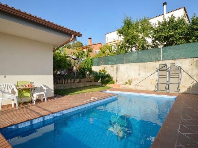 Casa en venta en Abrera. Casa a la venta 4 vientos de 116m2 en parcela de 418m2 con piscina, en Can Villalba, Abrera. Casas.