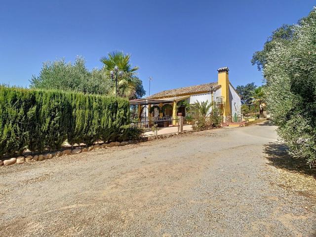 Casa en venta en Adamuz. FINCA RÚSTICA HIPOTECABLE CON CASA, PISCINA Y ZONA DEPORTIVA A SOLO 35KM DE CÓRDOBA!. Casas.