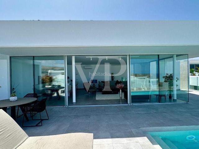 Casa en venta en Adeje, Callao Salvaje Playa Paraíso. Villa de lujo con piscina privada y vistas al mar en Rokabella. Casas.