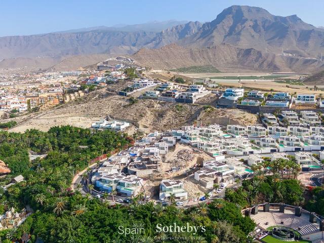 Casa en venta en Adeje, La Caldera. Exclusiva villa en Siam Garden, el Corazón de Costa Adeje. Casas.