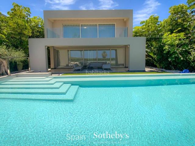Casa en venta en Adeje, La Caleta. Villa con vistas al mar y al campo de golf en Adeje. Casas.
