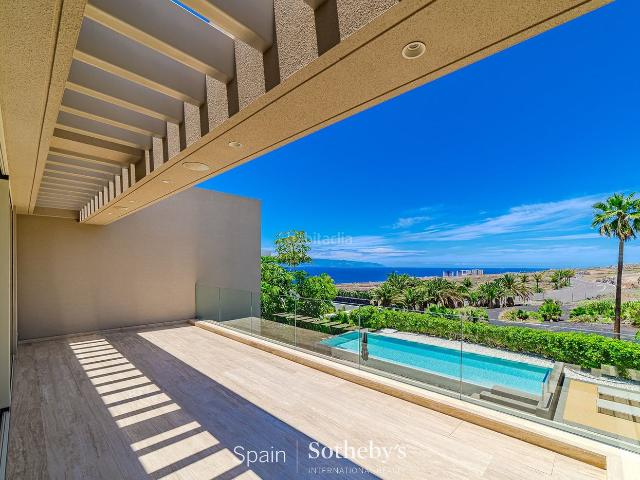 Casa en venta en Adeje, La Caleta. Villa moderna en Costa Adeje. Casas.