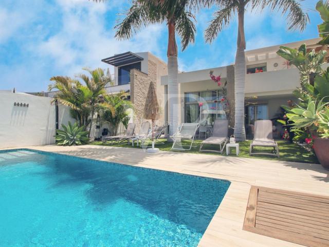 Casa en venta en Adeje, La Caleta. Villa para los amantes de un estilo de vida de alto nivel en La Caleta. Casas.
